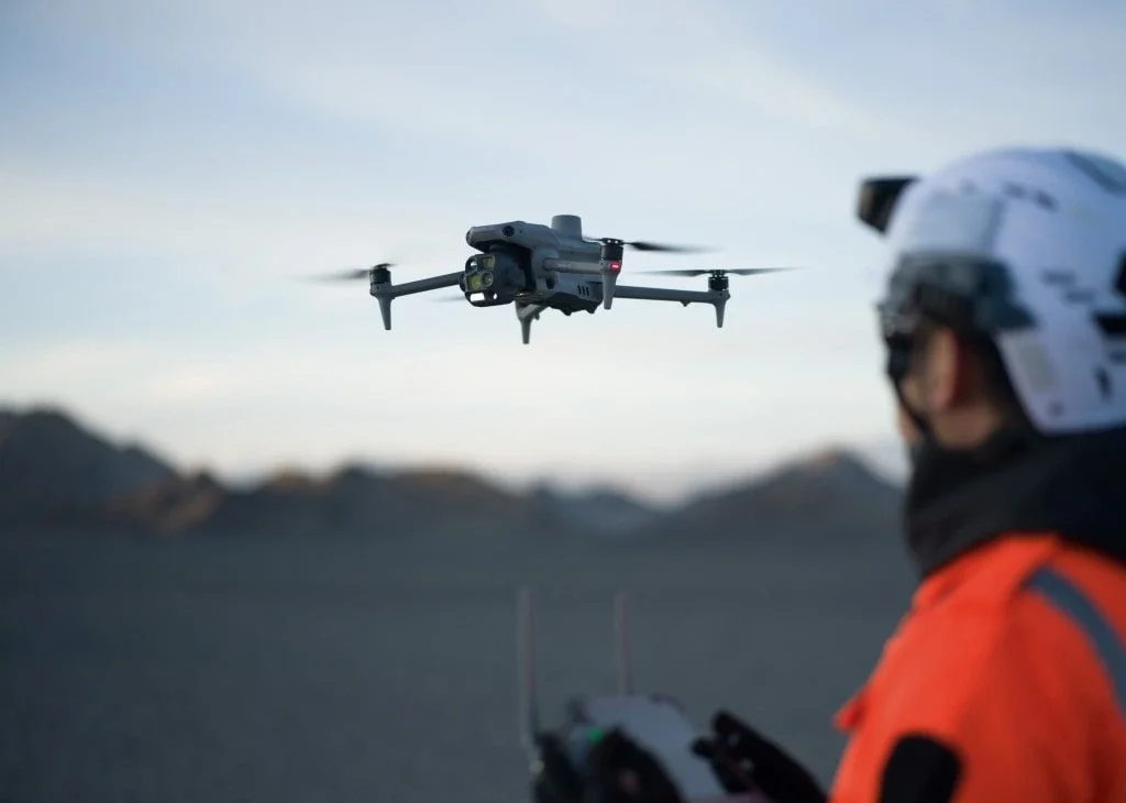 pilotaje del Matrice 4T y enfocado el dron
