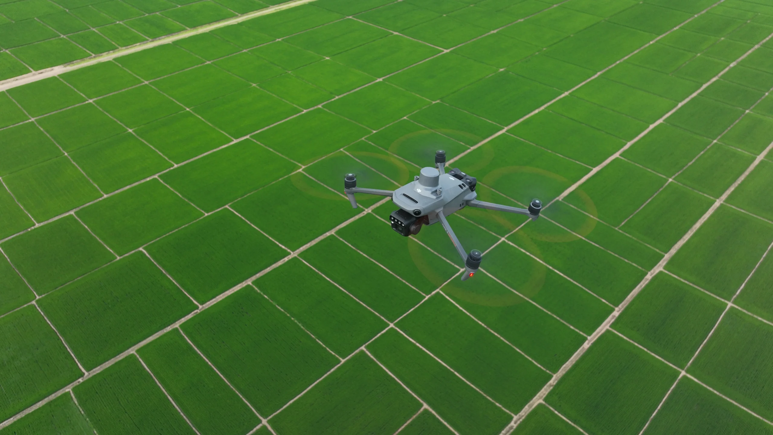 Dron Haciendo Inspección de Campo