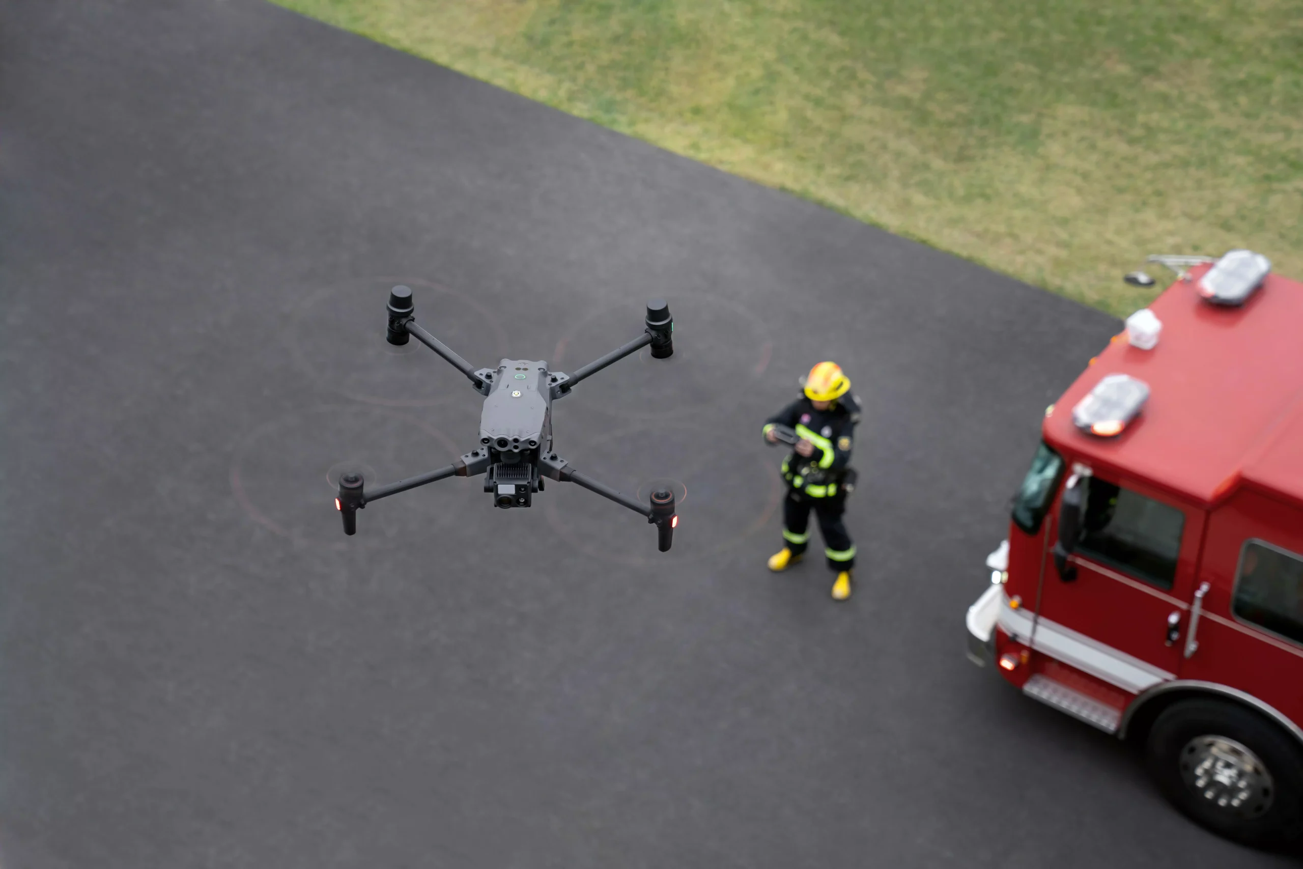 Bombero Utilizando Dron DJI