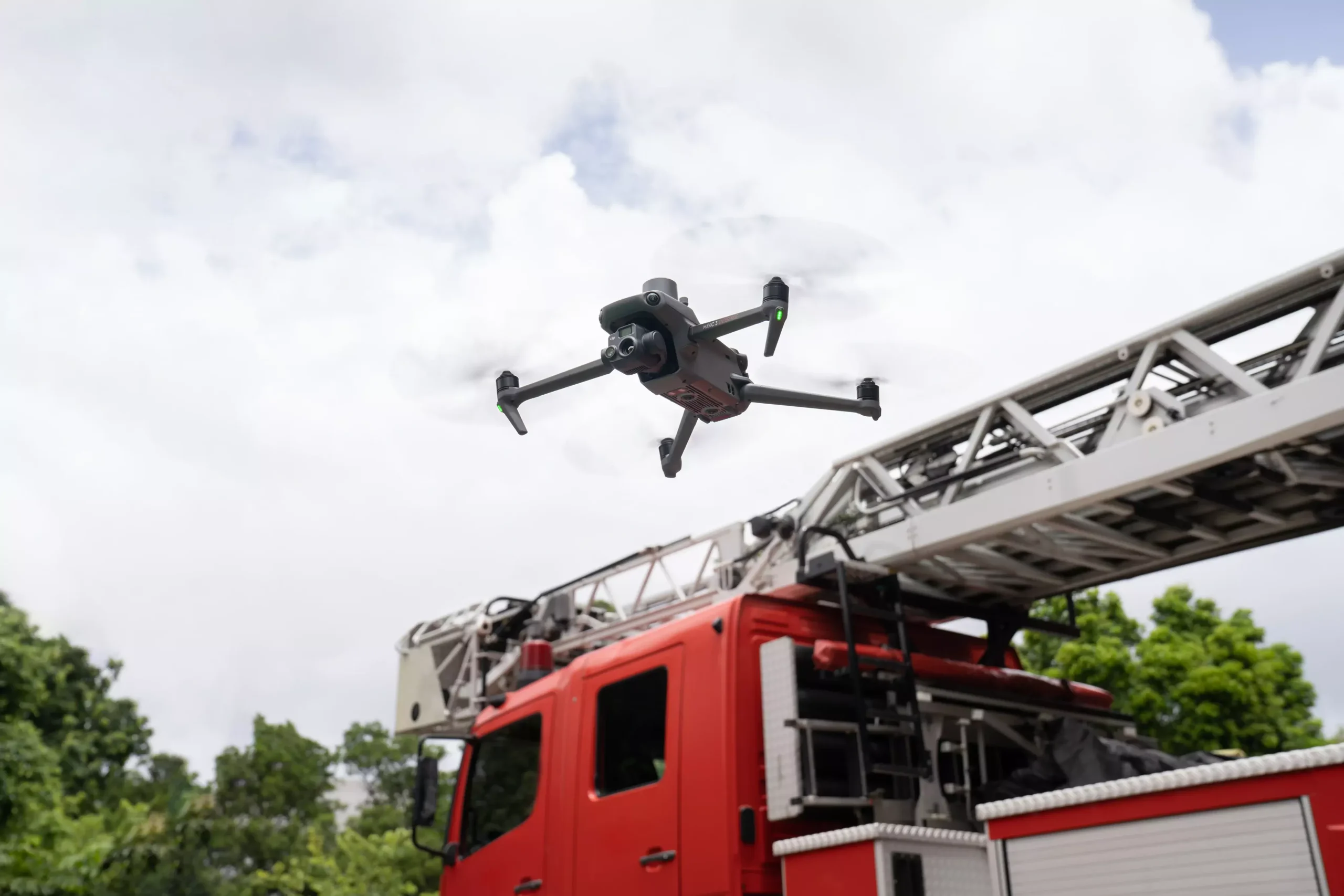 Mavic 3 Thermal, de fondo Camión de Bomberos