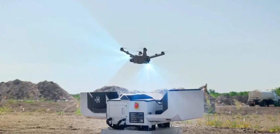 Imagen del DJI Matrice 3D comenzando el despegue desde una plataforma DJI Dock 2