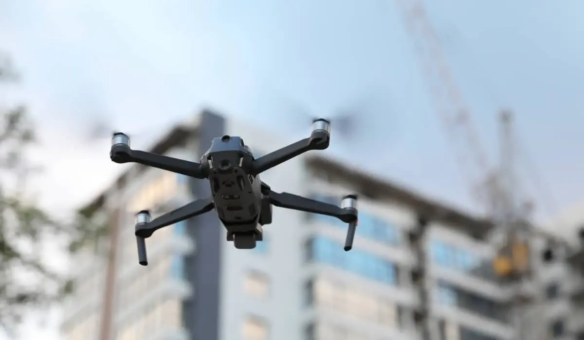 Dron Inspeccionando un Edificio