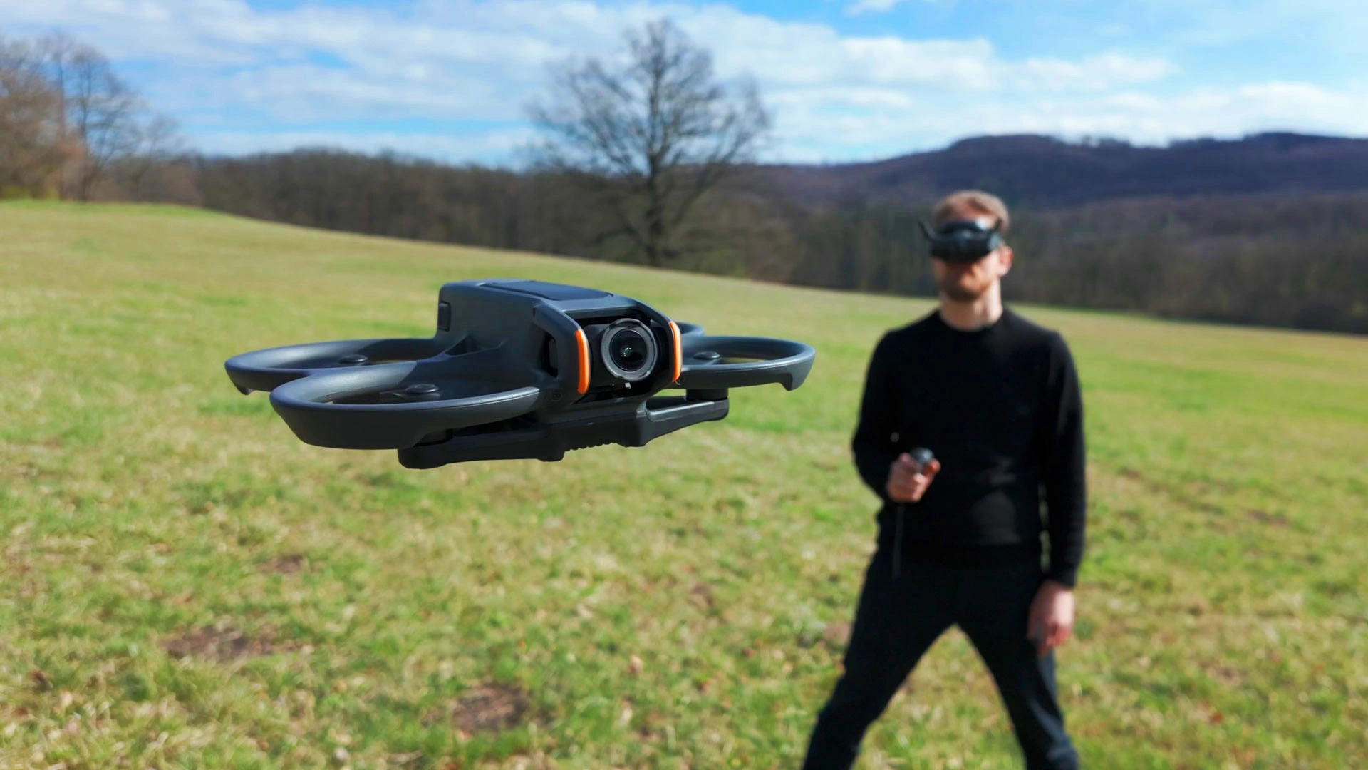 Persona utilizando el DJI Avata 2