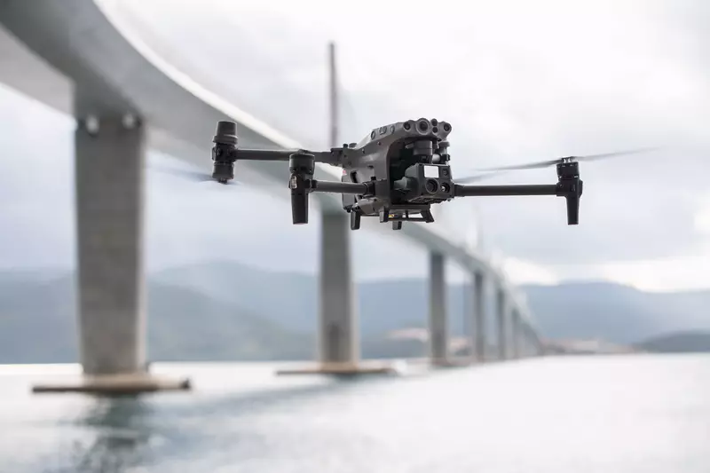Dron M30T volando con puente de fondo