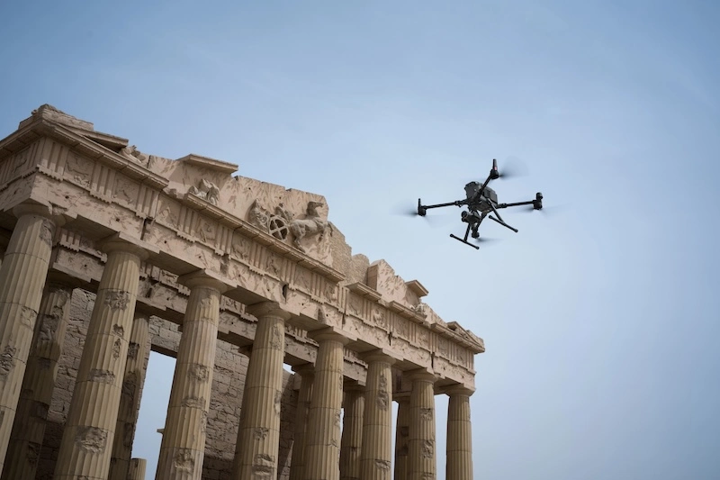 Dron volando con Partenón de Atenas de fondo