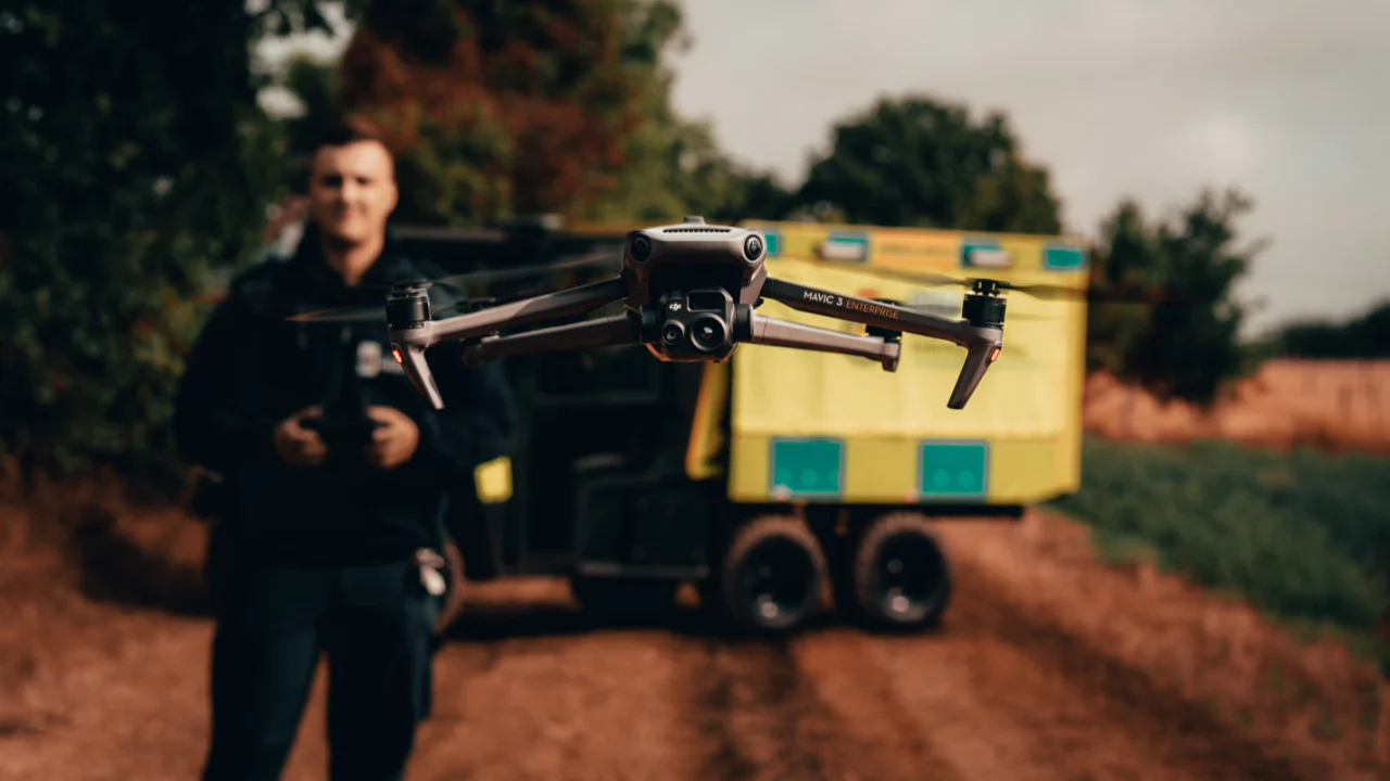 Policía pilotando un Mavic 3 Thermal