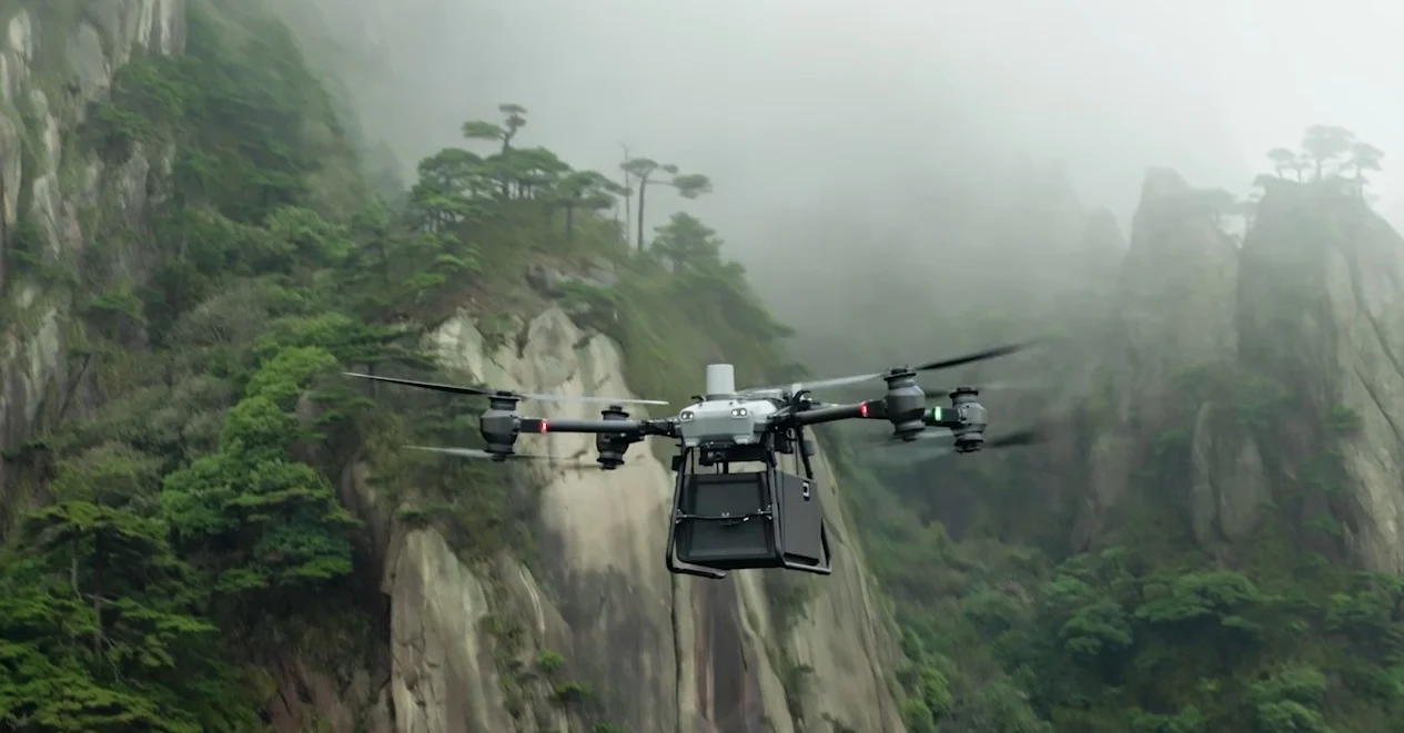 DJI FlyCart 30 volando a un lado de una montaña