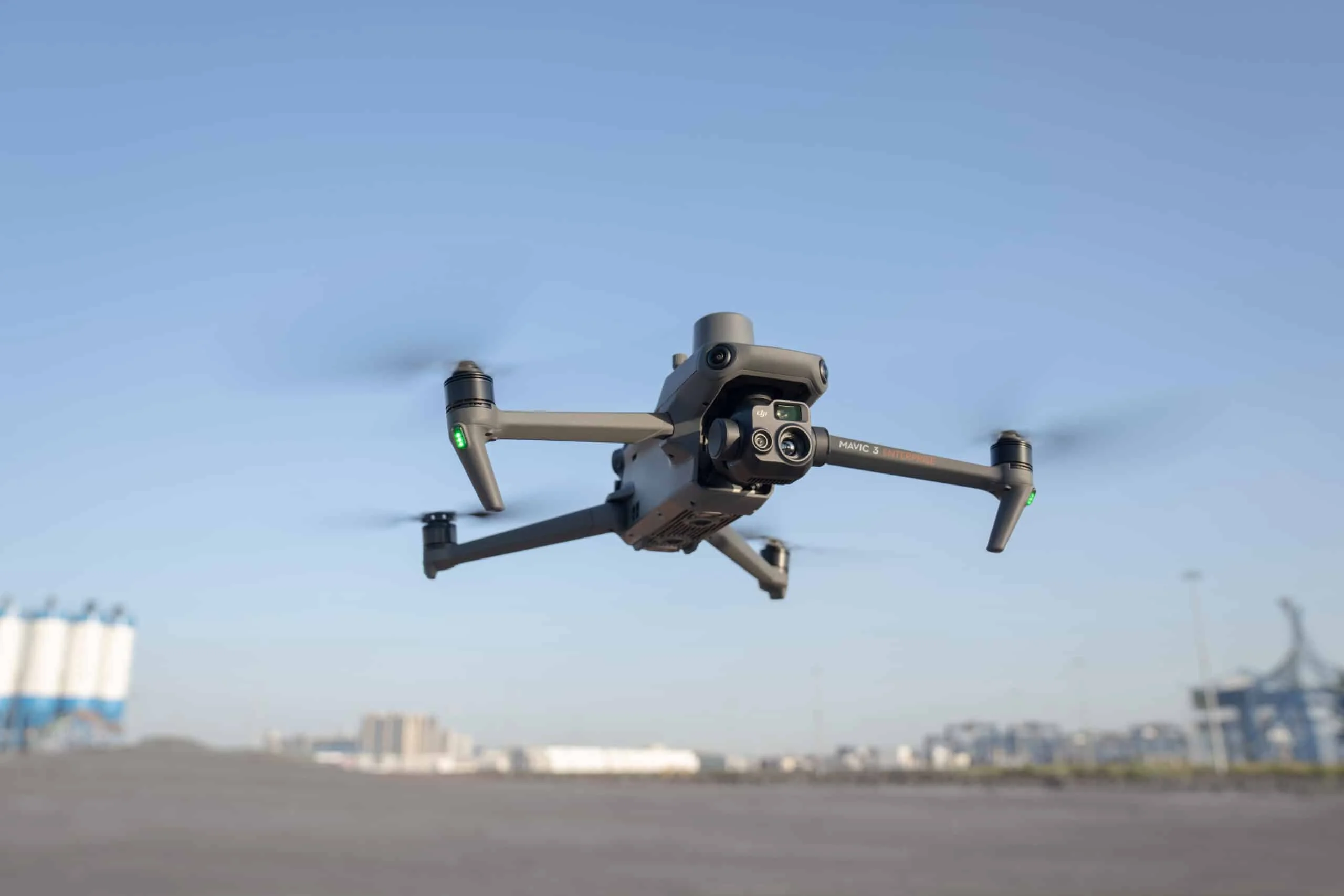 Mavic 3E realizando tareas de topografía