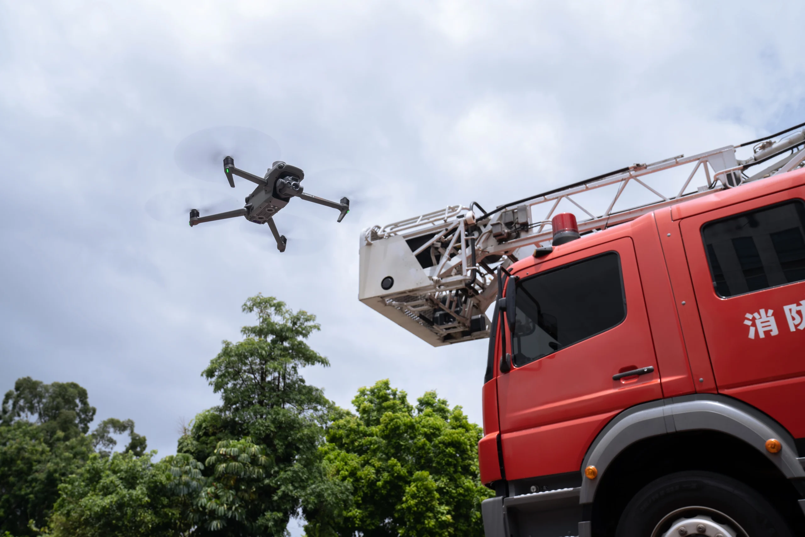 Mavic 3T volando y de fondo un camion de bomberos 
