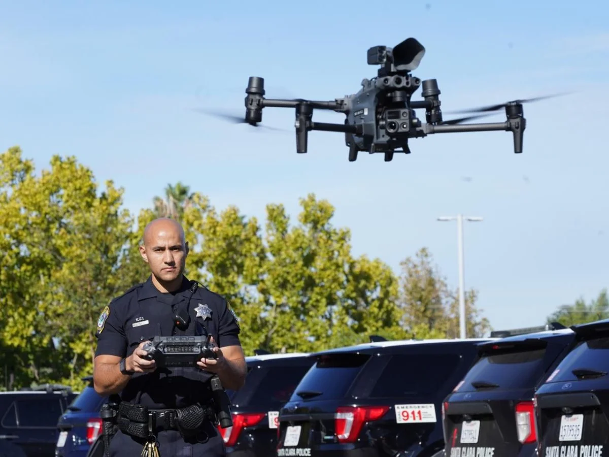 Dron pilotado por un policia