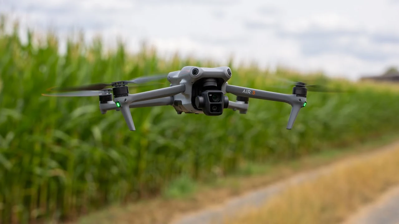 Mavic 3 M sobrevolando campo de cultivo