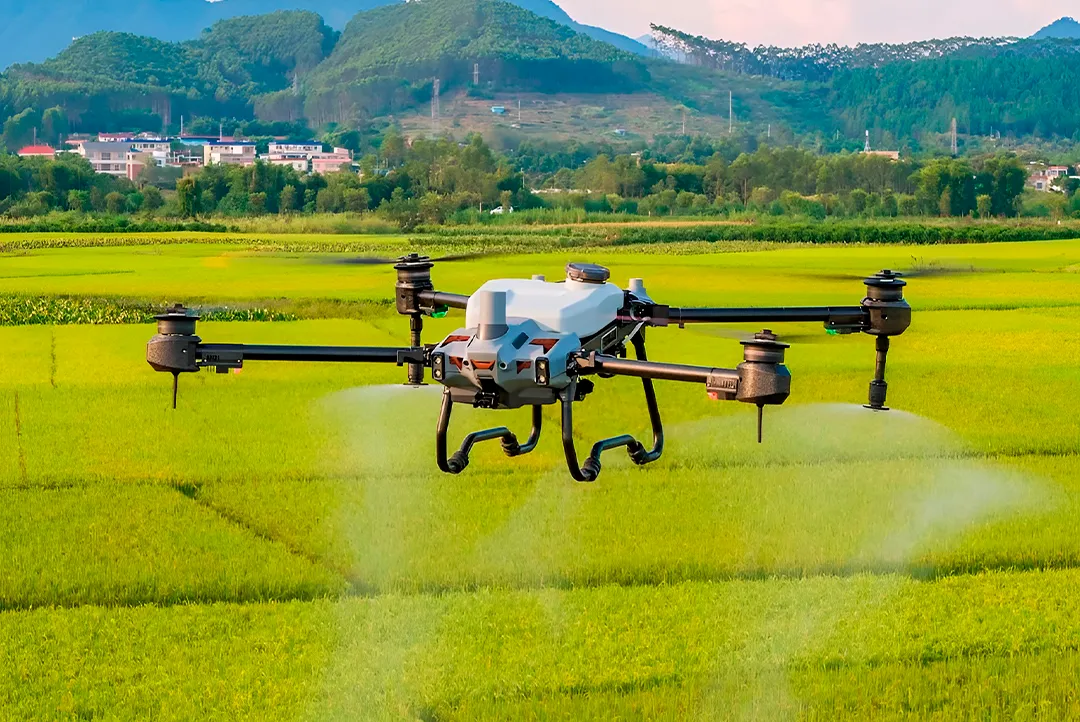Agras T20p sobrevolando campo de cultivo