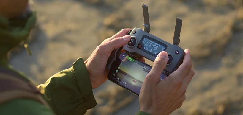 Persona piloteando con GPS