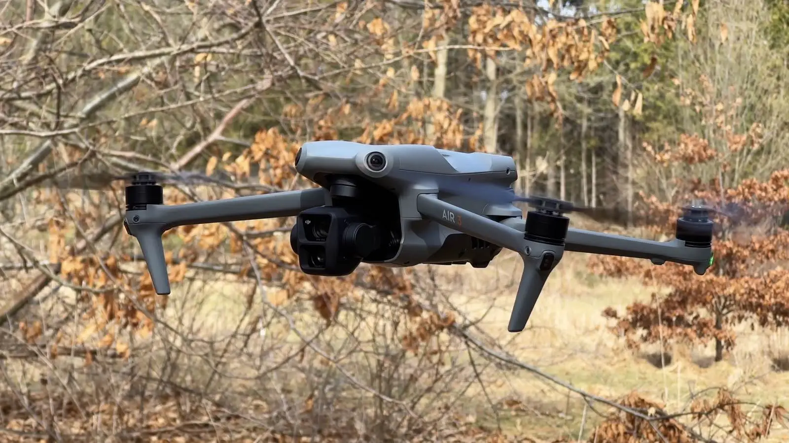 Modelo DJI AIR 3 sobrevolando