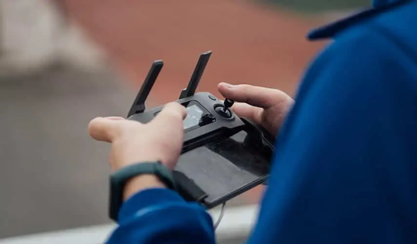 Persona controlando un dron 