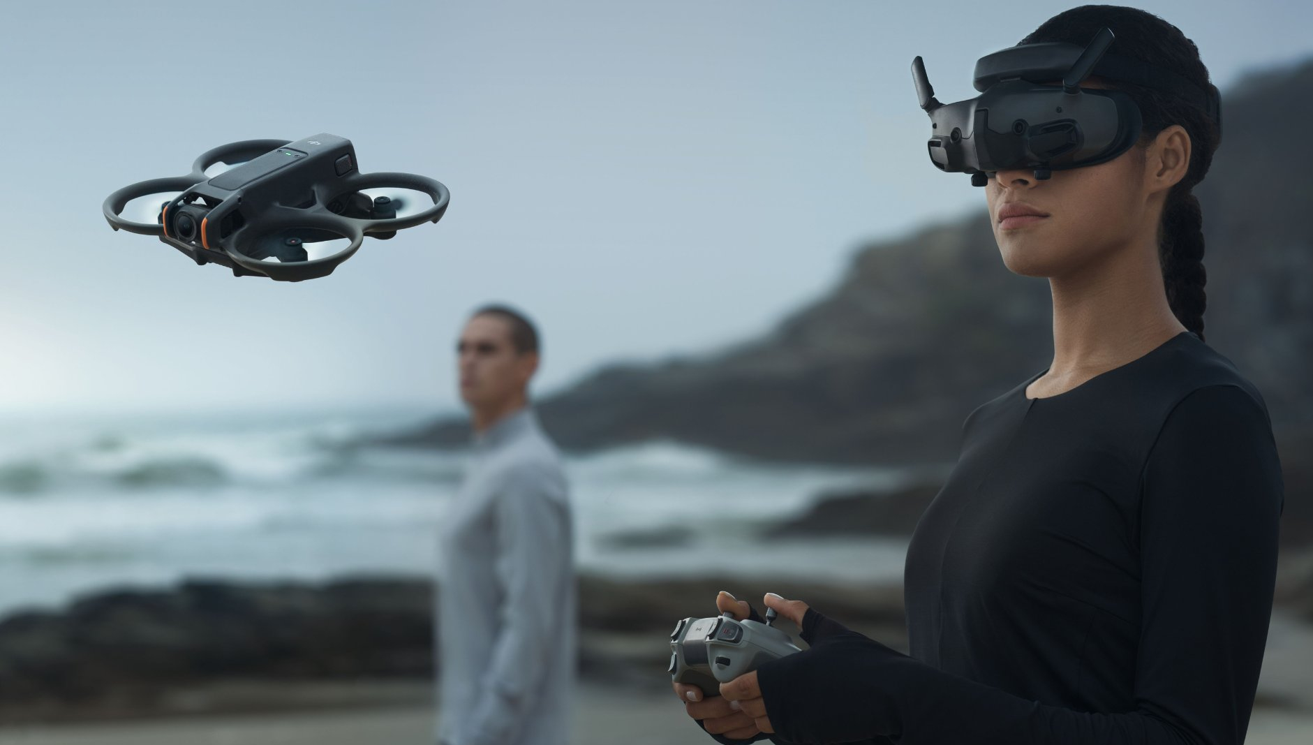 Persona controlando el Dron DJI Avata 2 