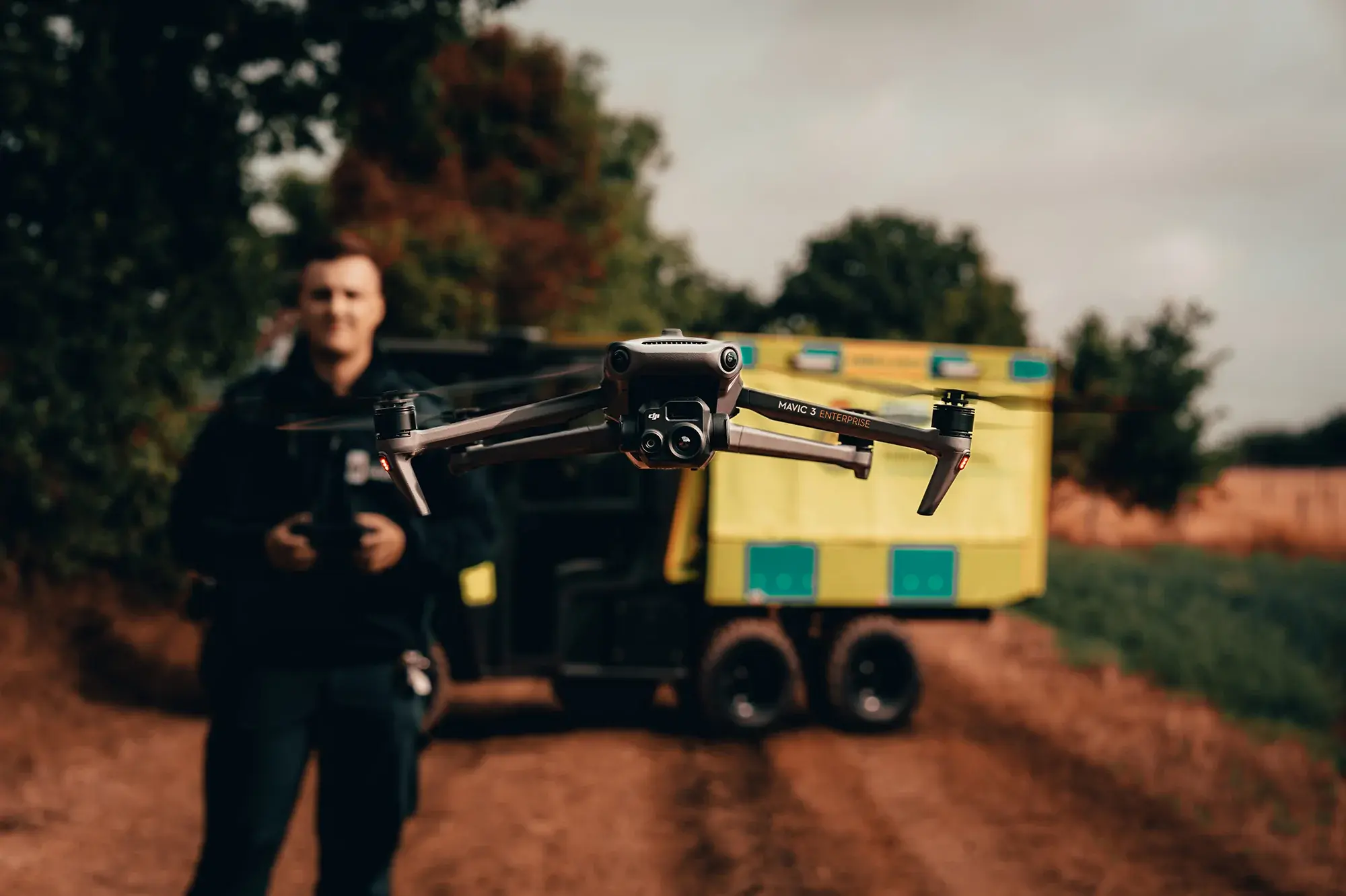 Piloto volando dron diseñado para búsqueda y rescate