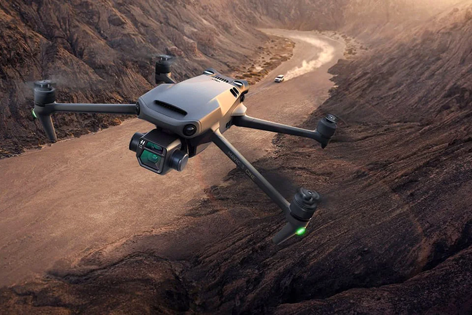 Dron sobrevolando terreno