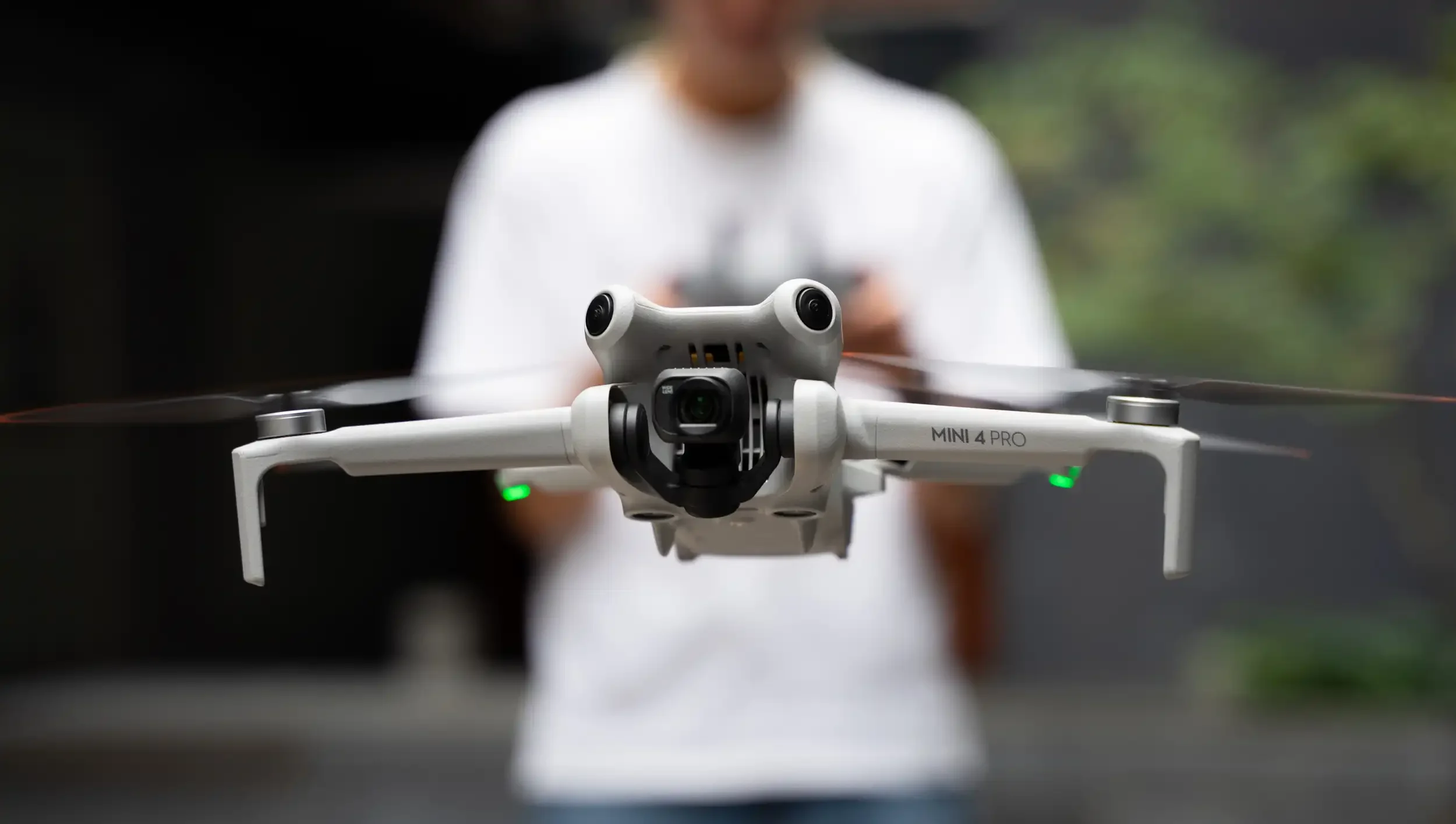 Persona volando con un DJI Mini 4 Pro