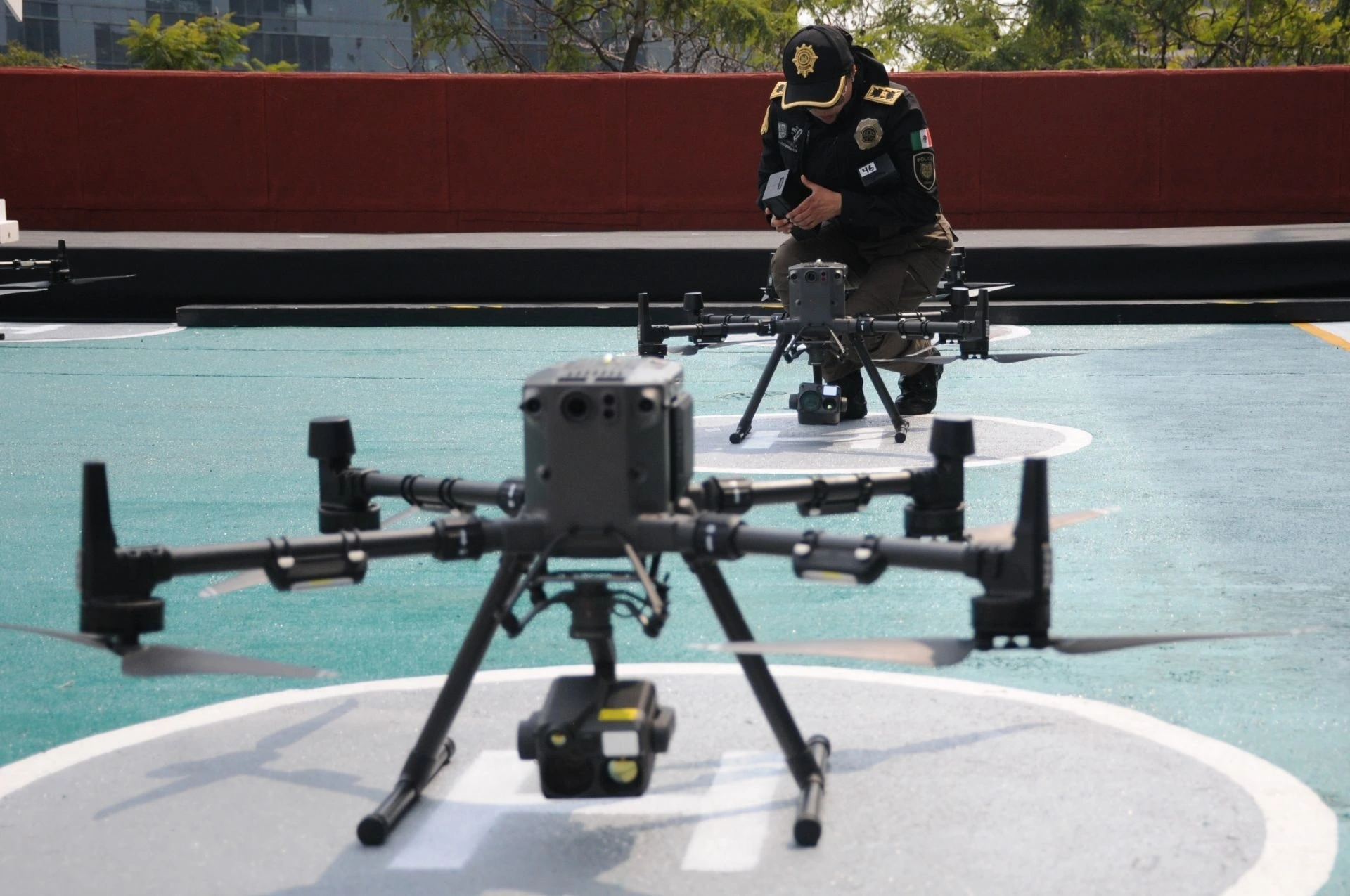 Dron DJI M350 RTK en primer plano y de fondo un piloto de la policia mexicana 