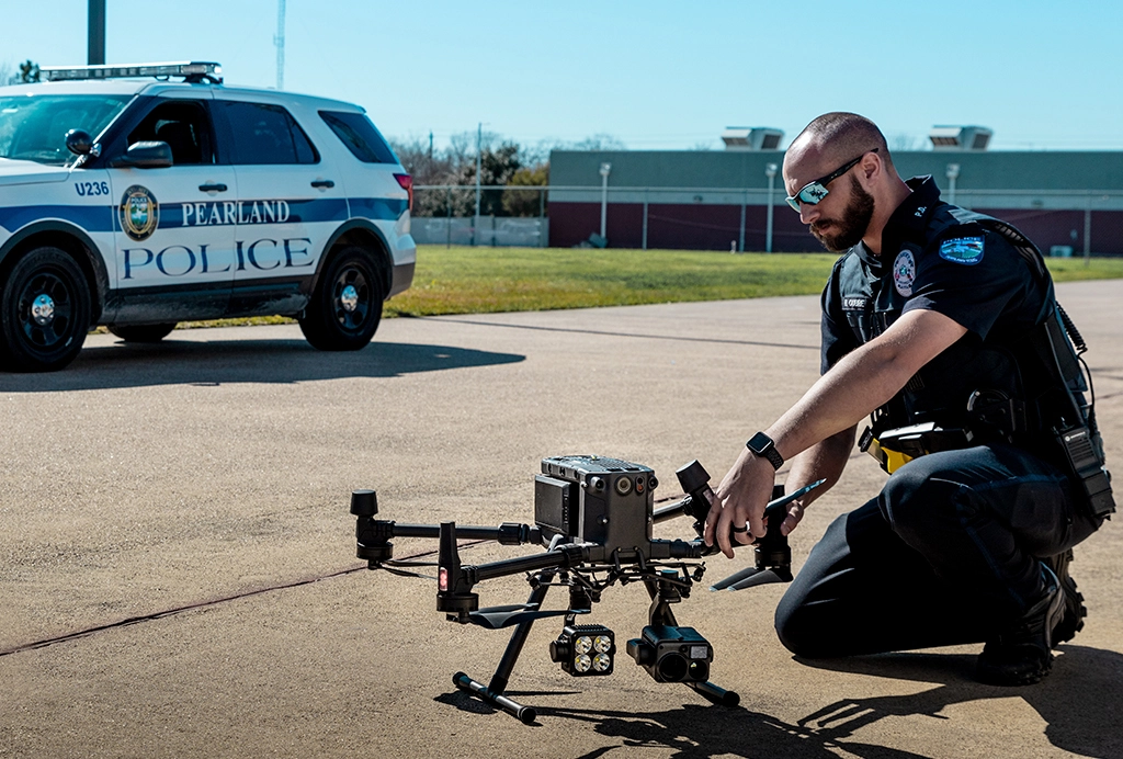 Policia inspeccionando un dron 