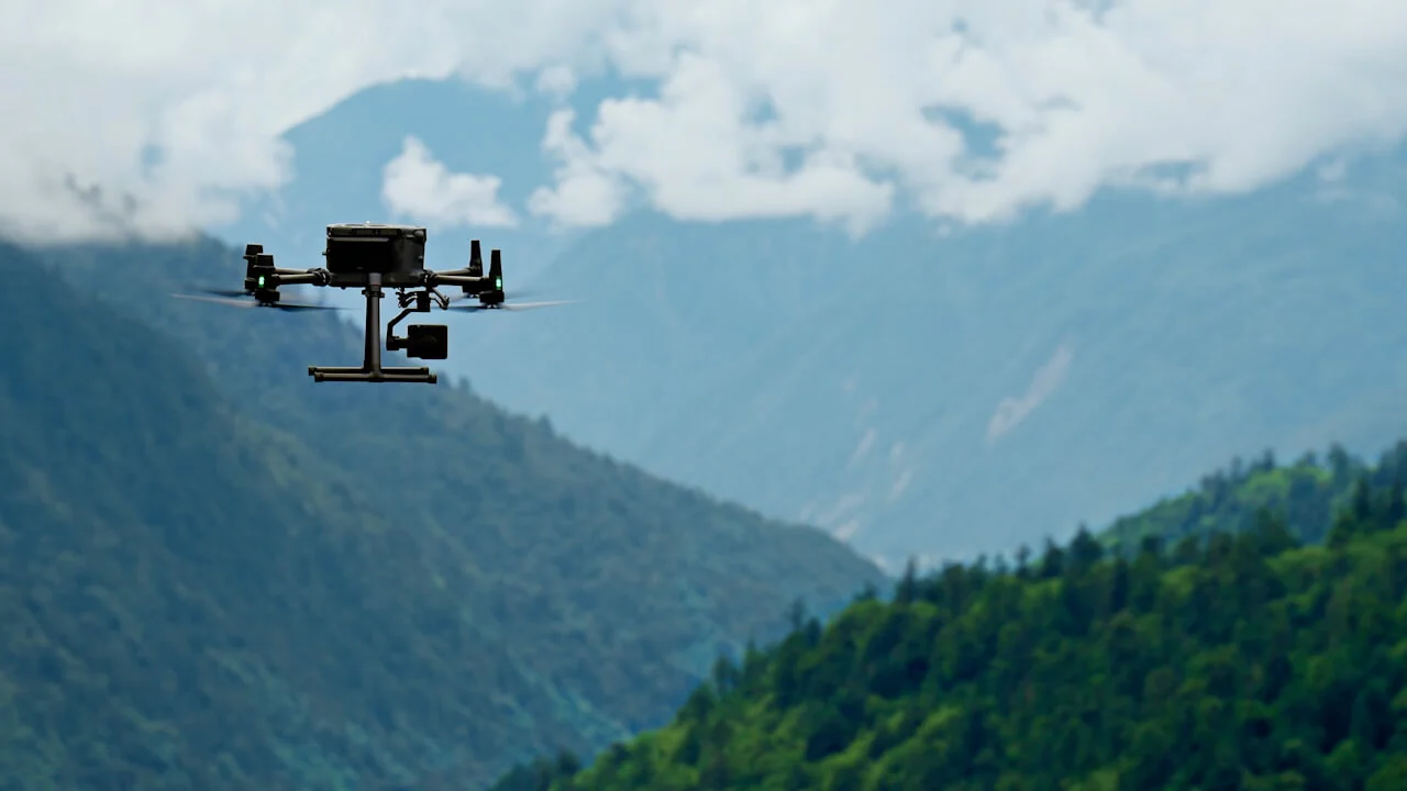 Dron sobrevolando con la cámara L2