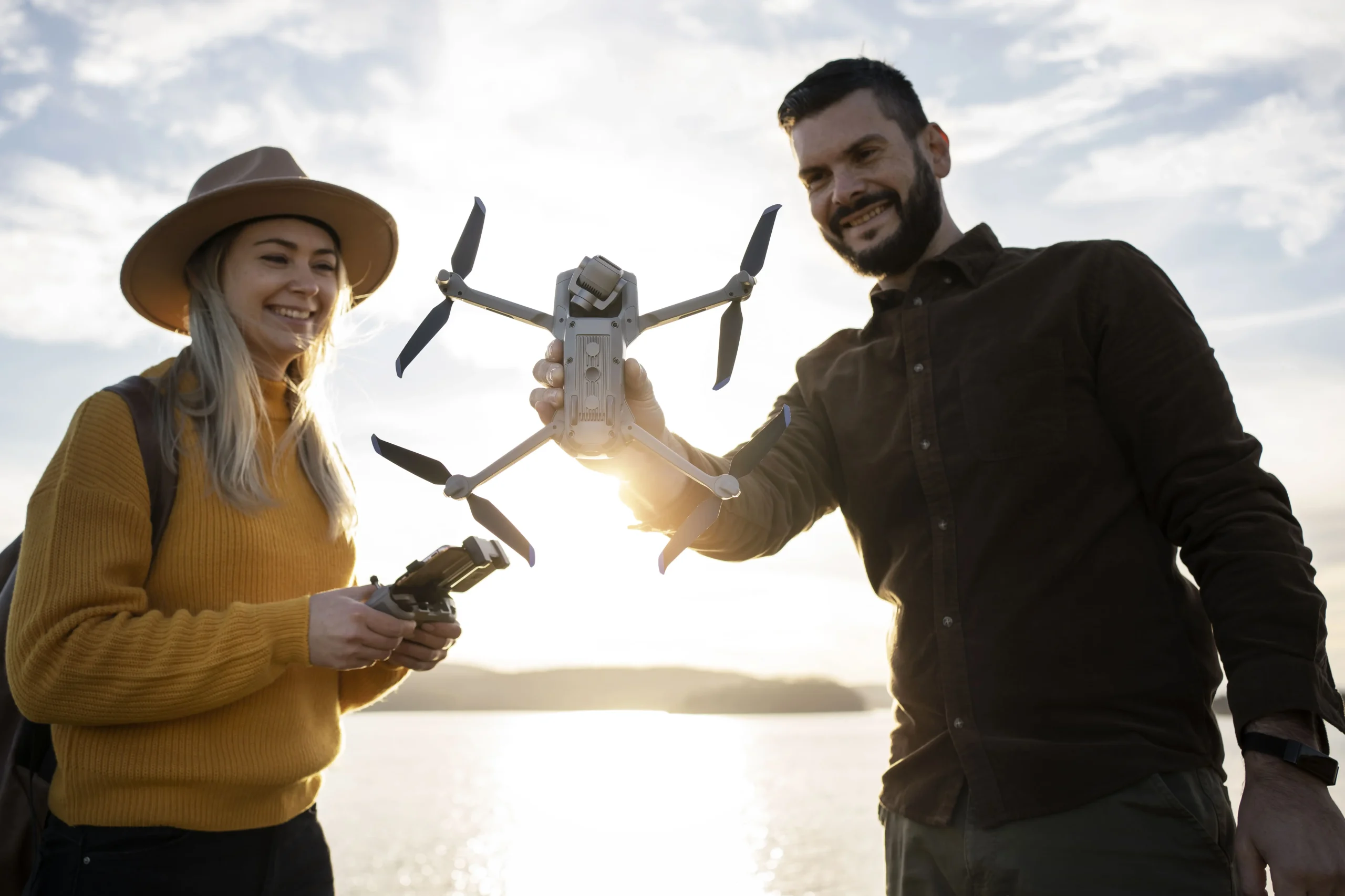 2 personas sosteniendo un dron