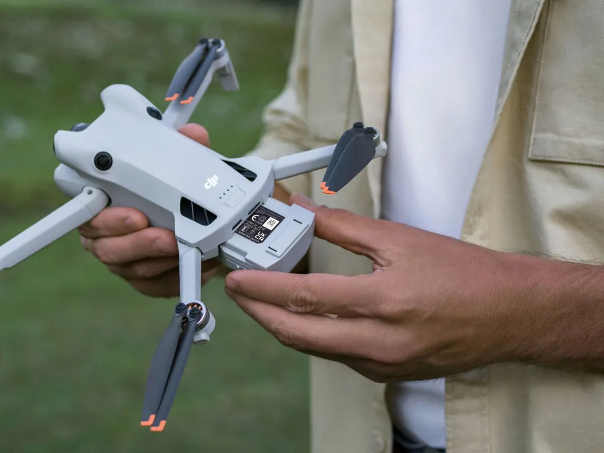 Persona sosteniendo el Dron Mini 4 Pro