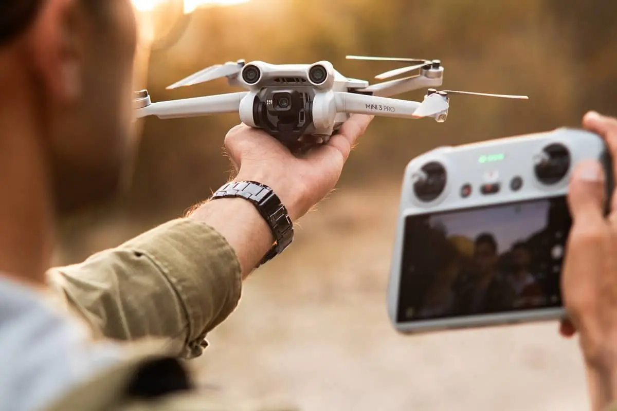 persona con un dron y un control