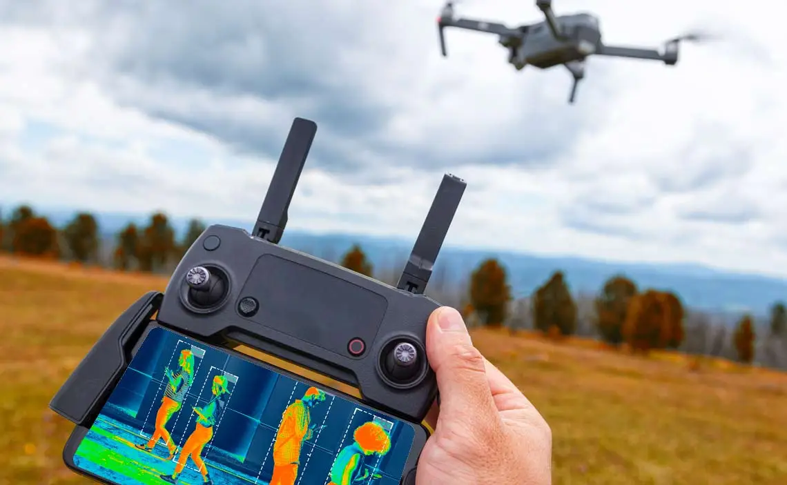 Persona piloteando un dron con cámara térmica 