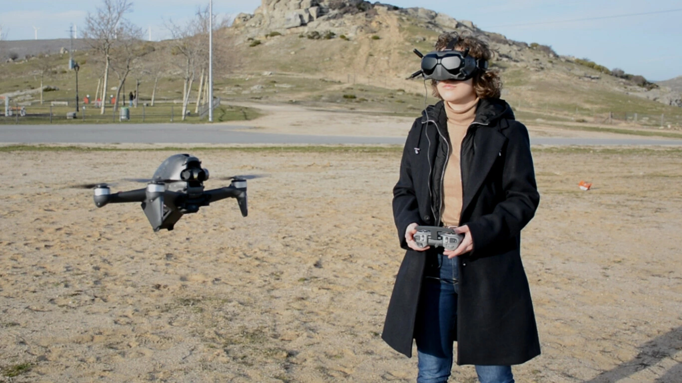 Persona piloteando un Dron FPV 