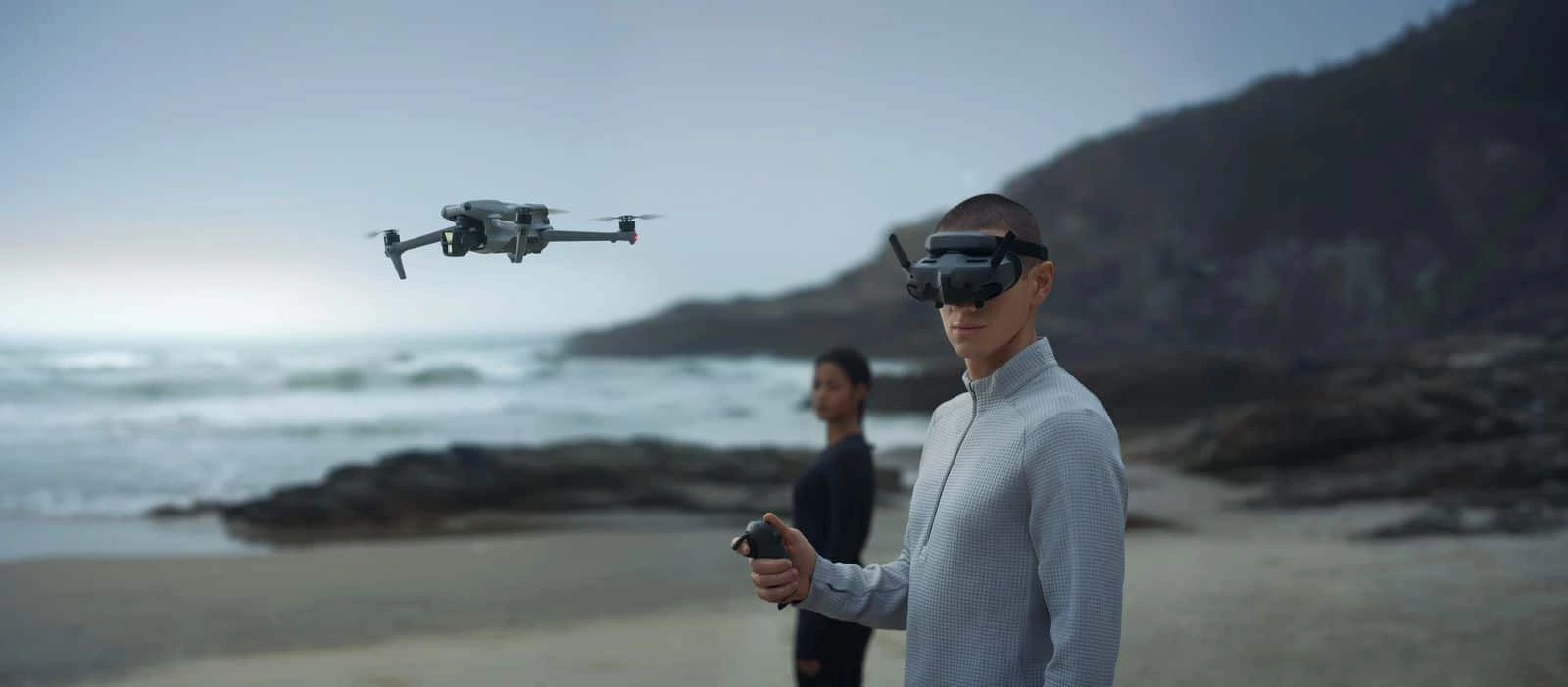 DJI Mavic 3 volando en una playa 