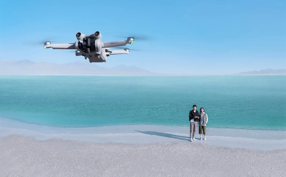 Dron sobrevolando en la playa