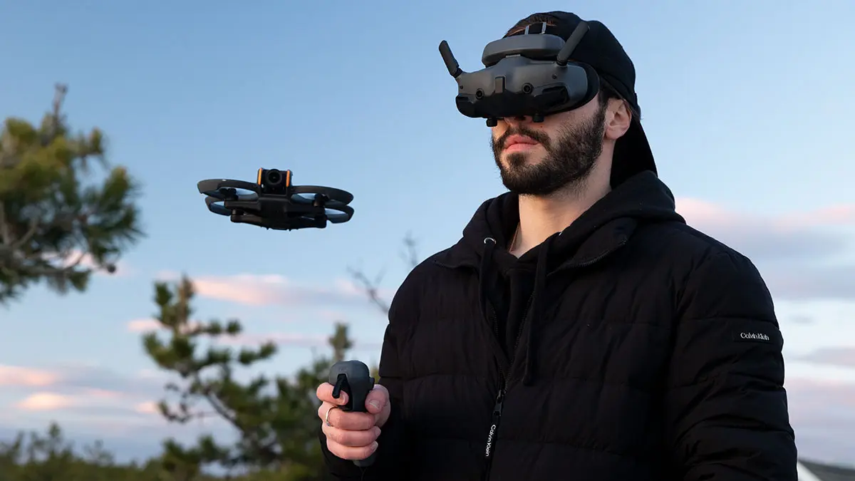 Persona volando un DJI Avata 2 