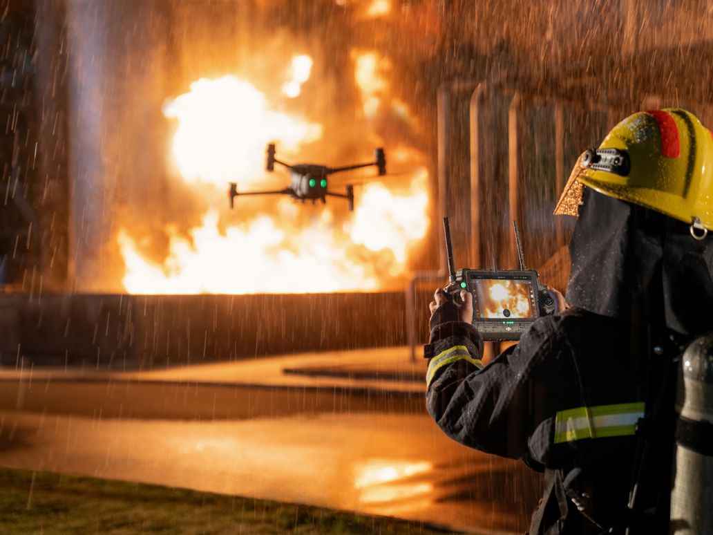 Imagen de un bombero manejando un dron