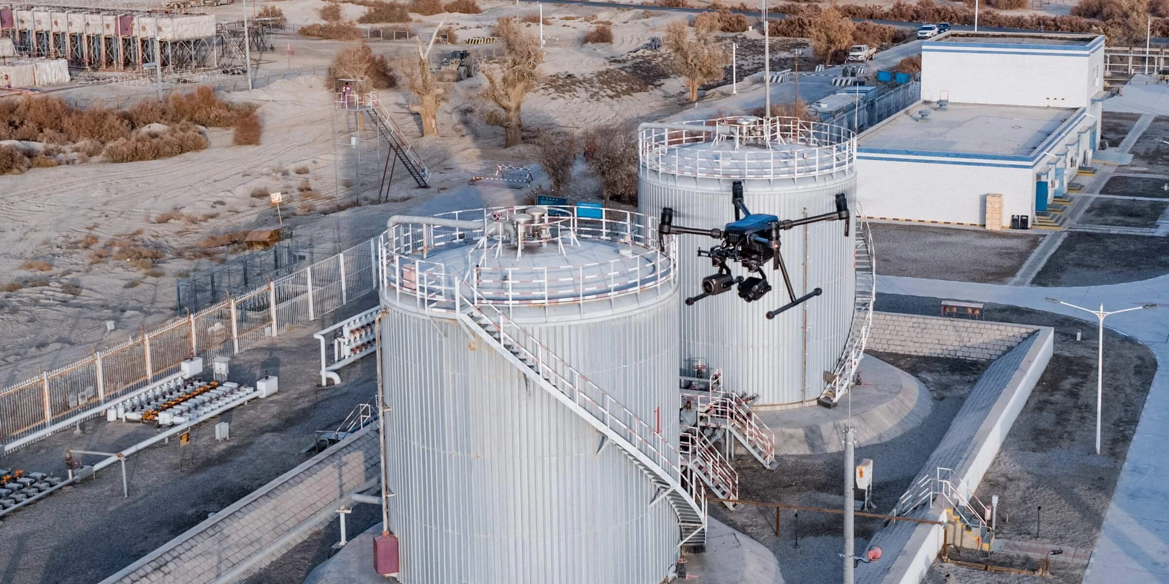 Dron volando en fabrica