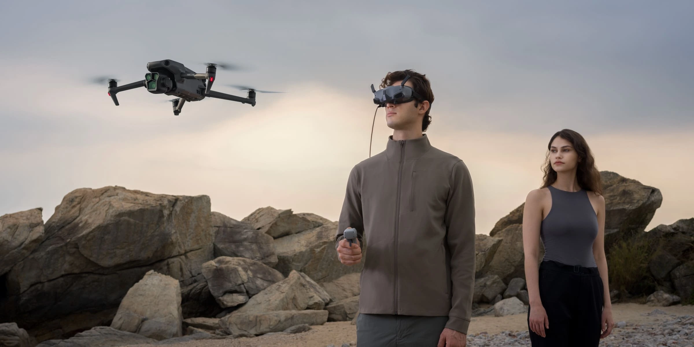 Persona piloteando un DJI Cine Pro con tecnología inmersiva 