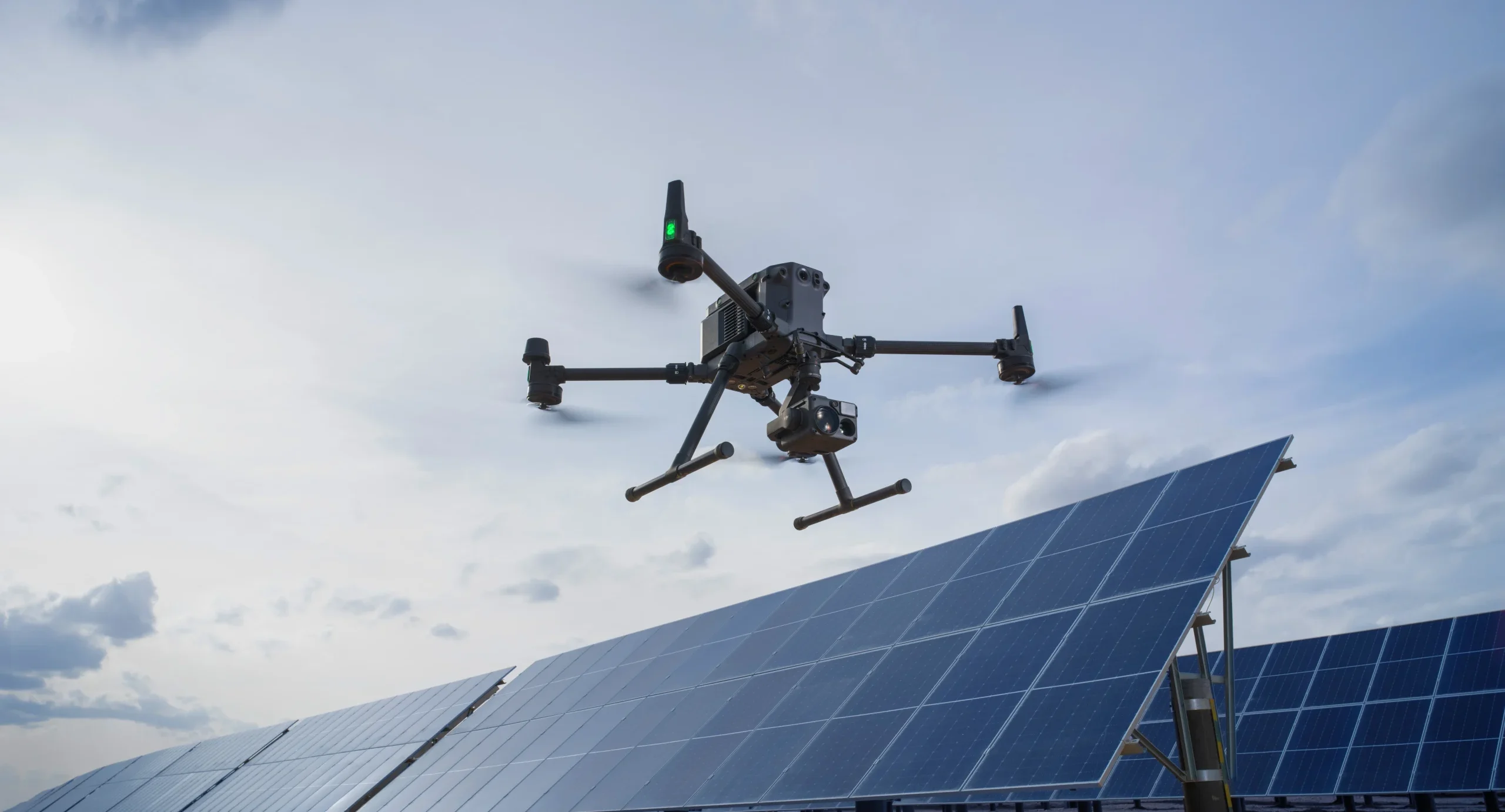 DJI M350 RTK volando con una cámara Zenmuse H30T sobre paneles solares 
