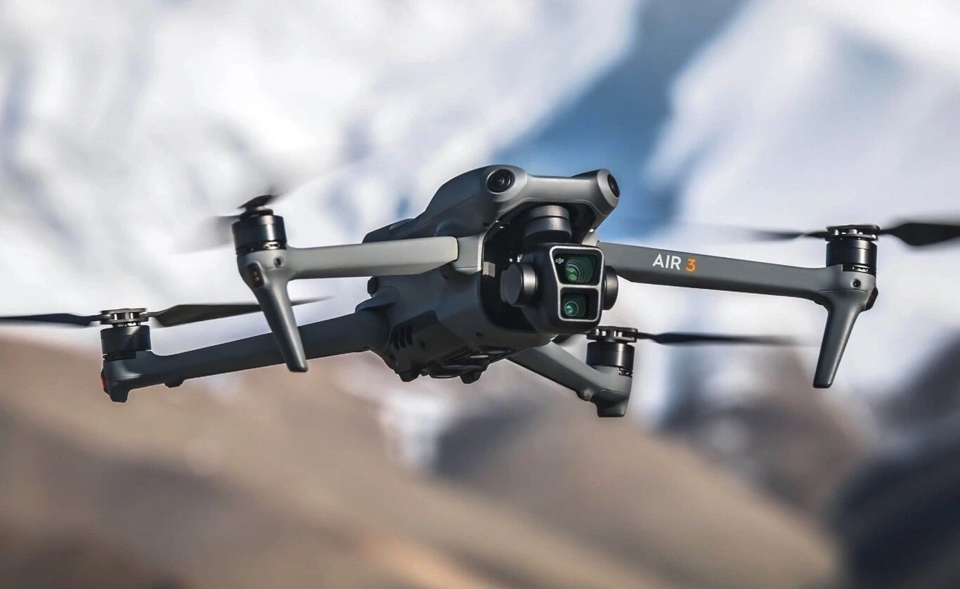 DJI Air 3 en primer plano y de fondo un paisaje