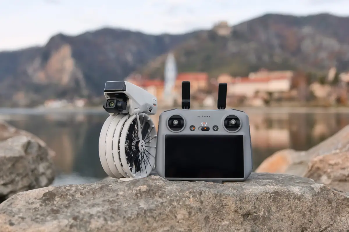 Kit de Dron DJI Flip y control en primer plano y de segundo la toma de un paisaje 