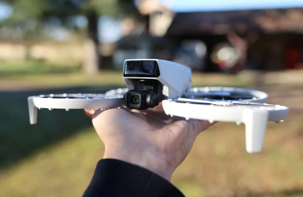 persona sosteniendo el DJI Flip y de fondo un paisaje desenfocado 