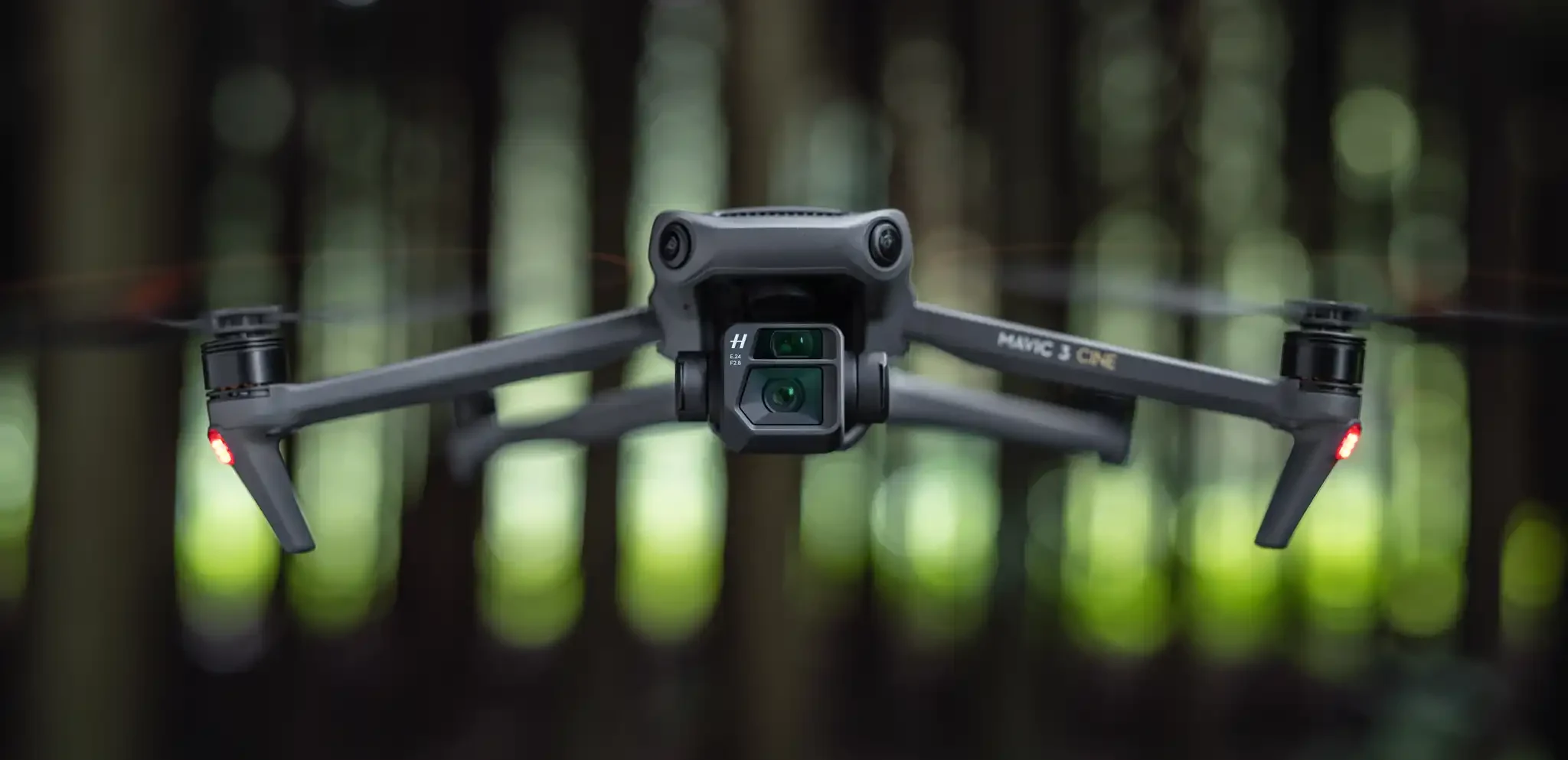 El DJI Mavic 3E en medio de un bosque