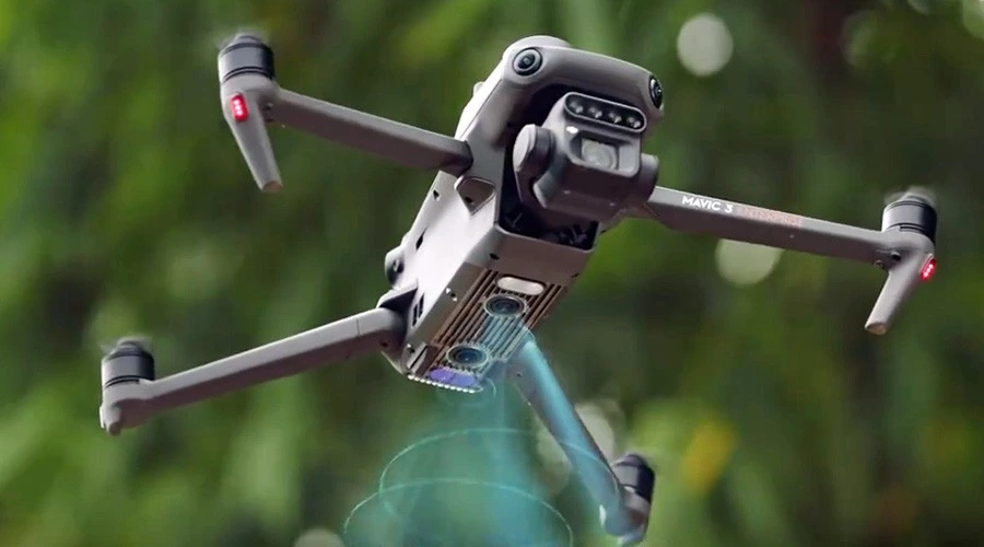 Dron DJI Mavic 3M en prime plano, se ve el funcionamiento del sensor del dron y un fondo desenfocado