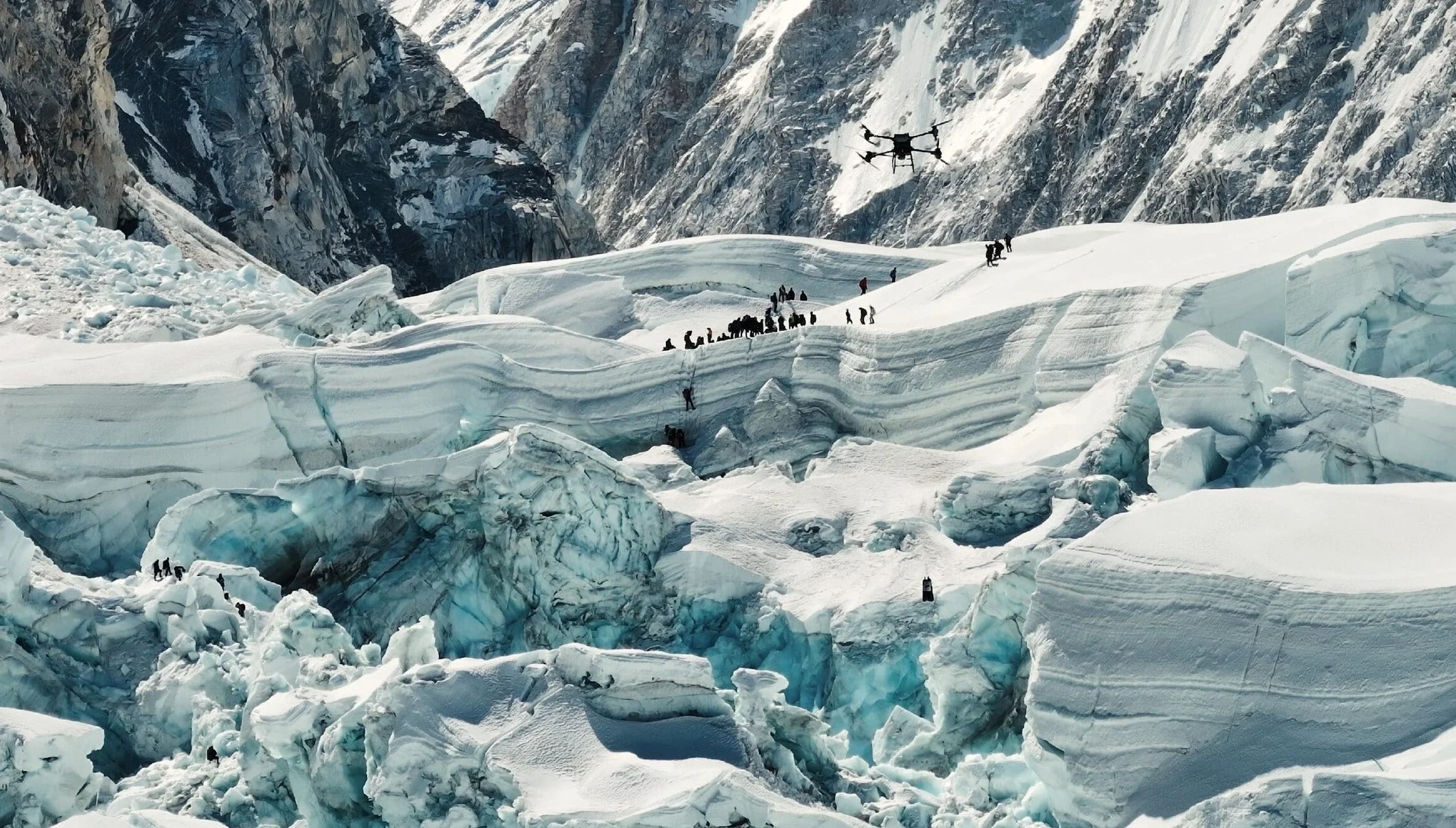 Imagen de un DJI Mavic 3 alejándose de un campamento explorador en el Everest