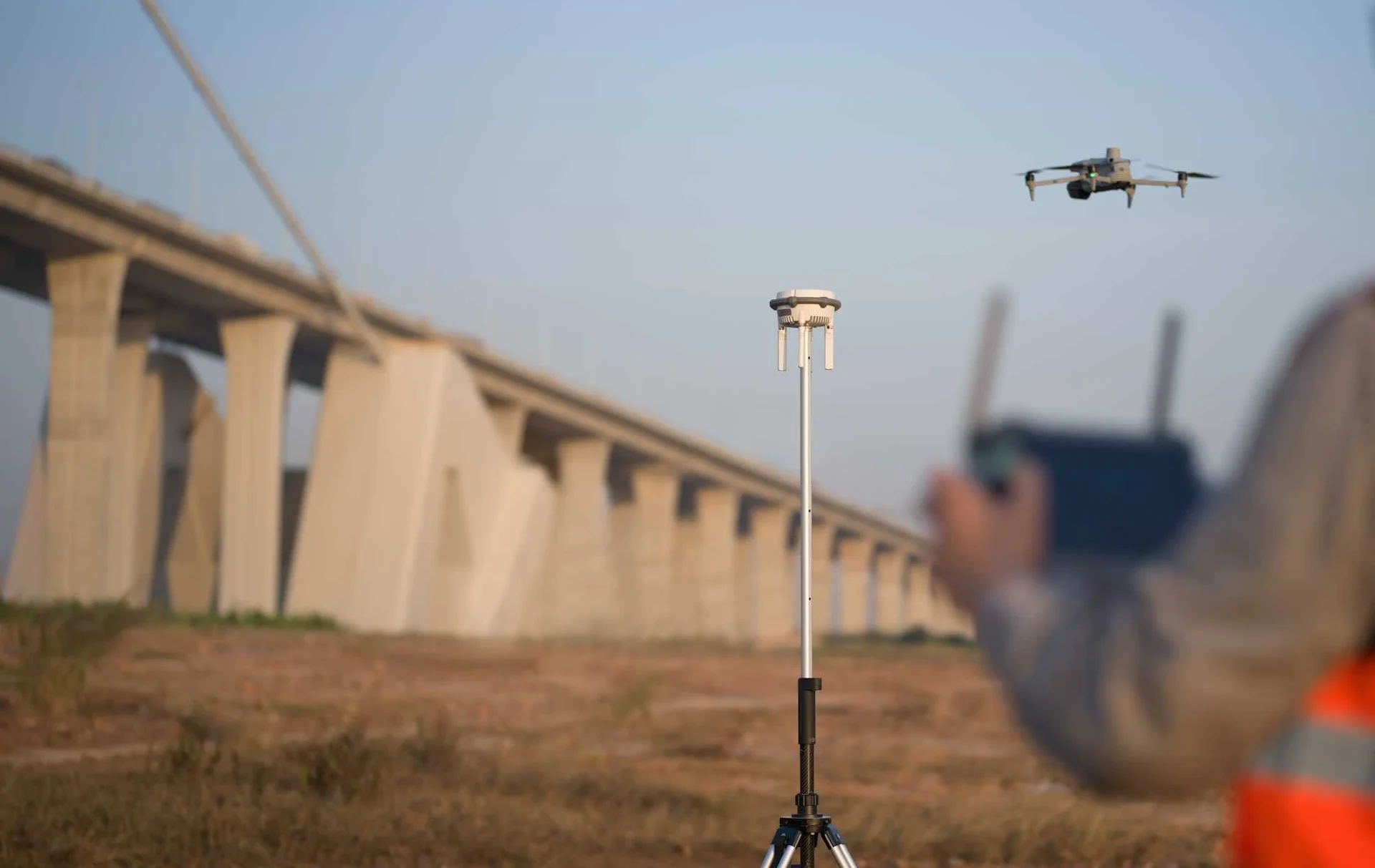 Imagen de un piloto, en enfocado la estación D-RTK 2 y una estructura