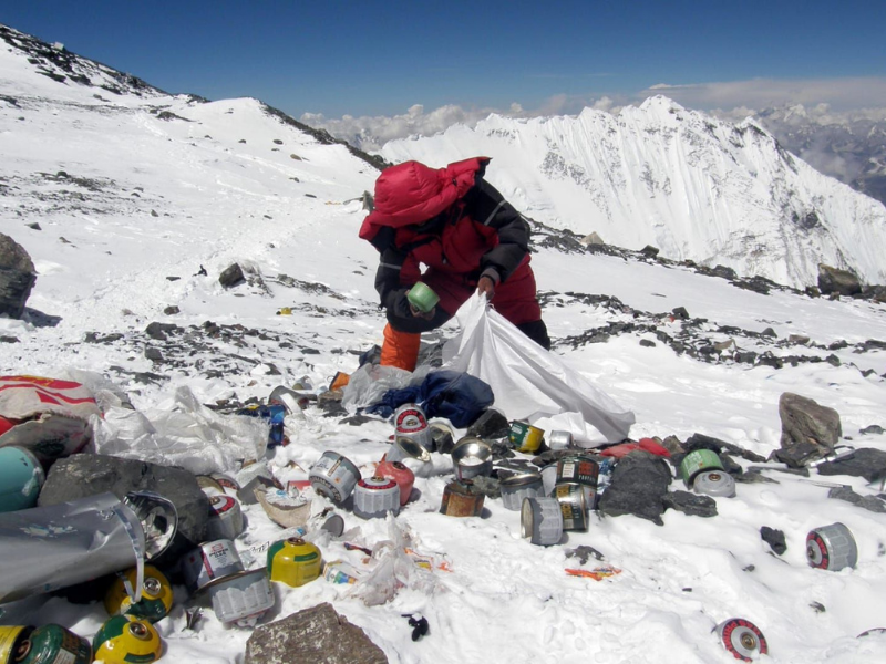 Imagen de un Sherpas recolectando basura en el Everest