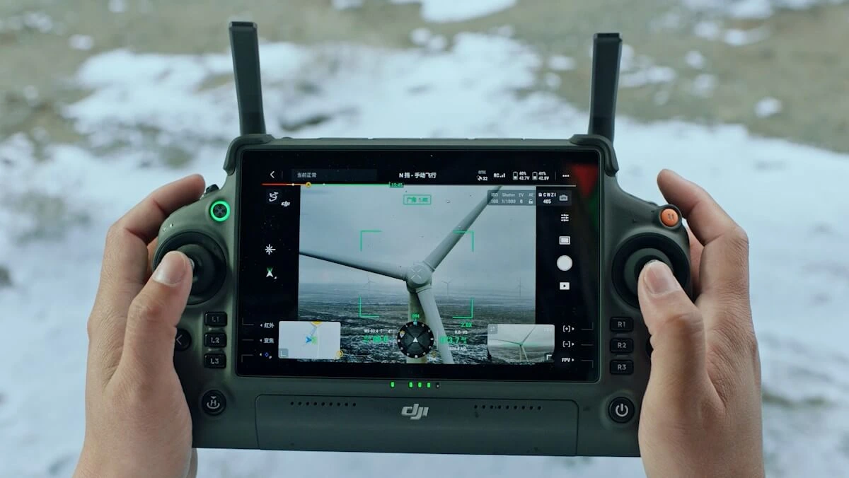 imagen del control de DJI 350 RTK sostenido por una persona