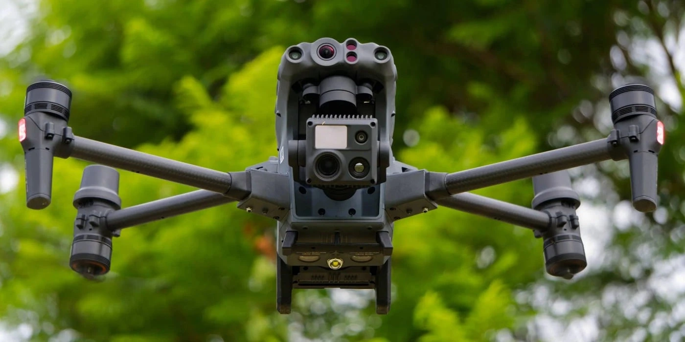 Primer plano del DJI Matrice 30T y de fondo un bosque