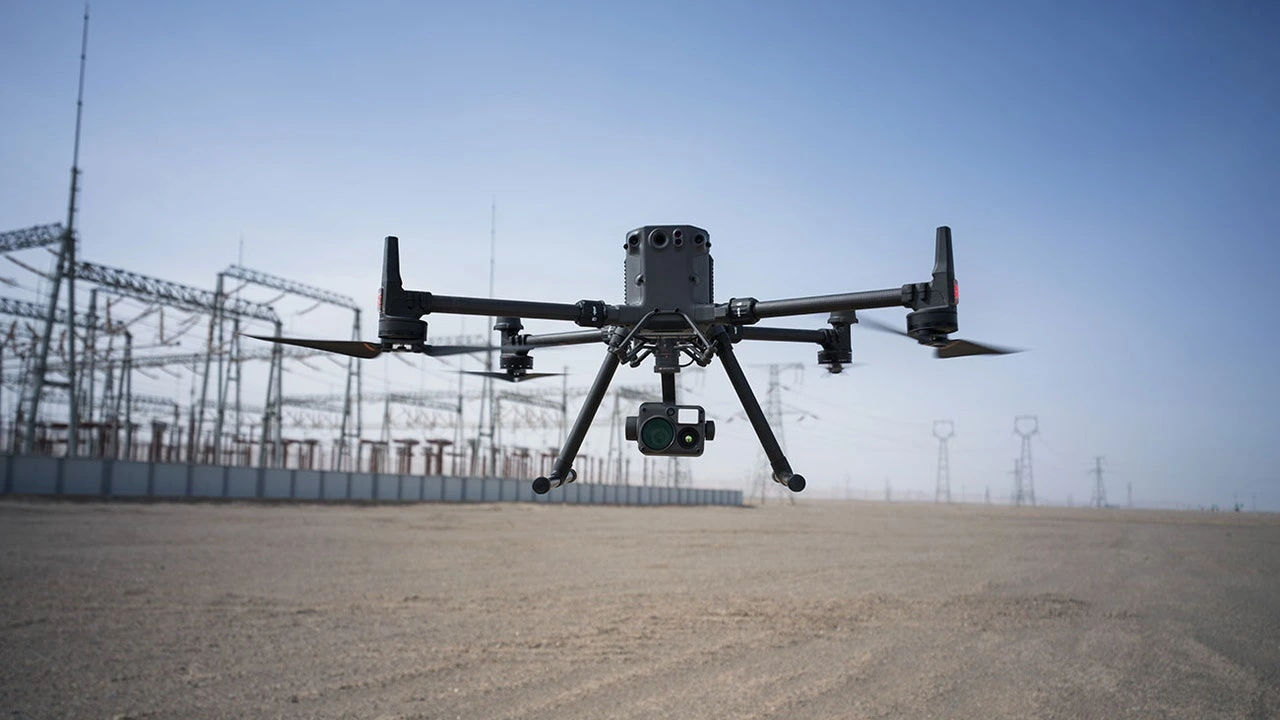 DJI Matrice 350 en primer plano y de fondo una planta de electricidad