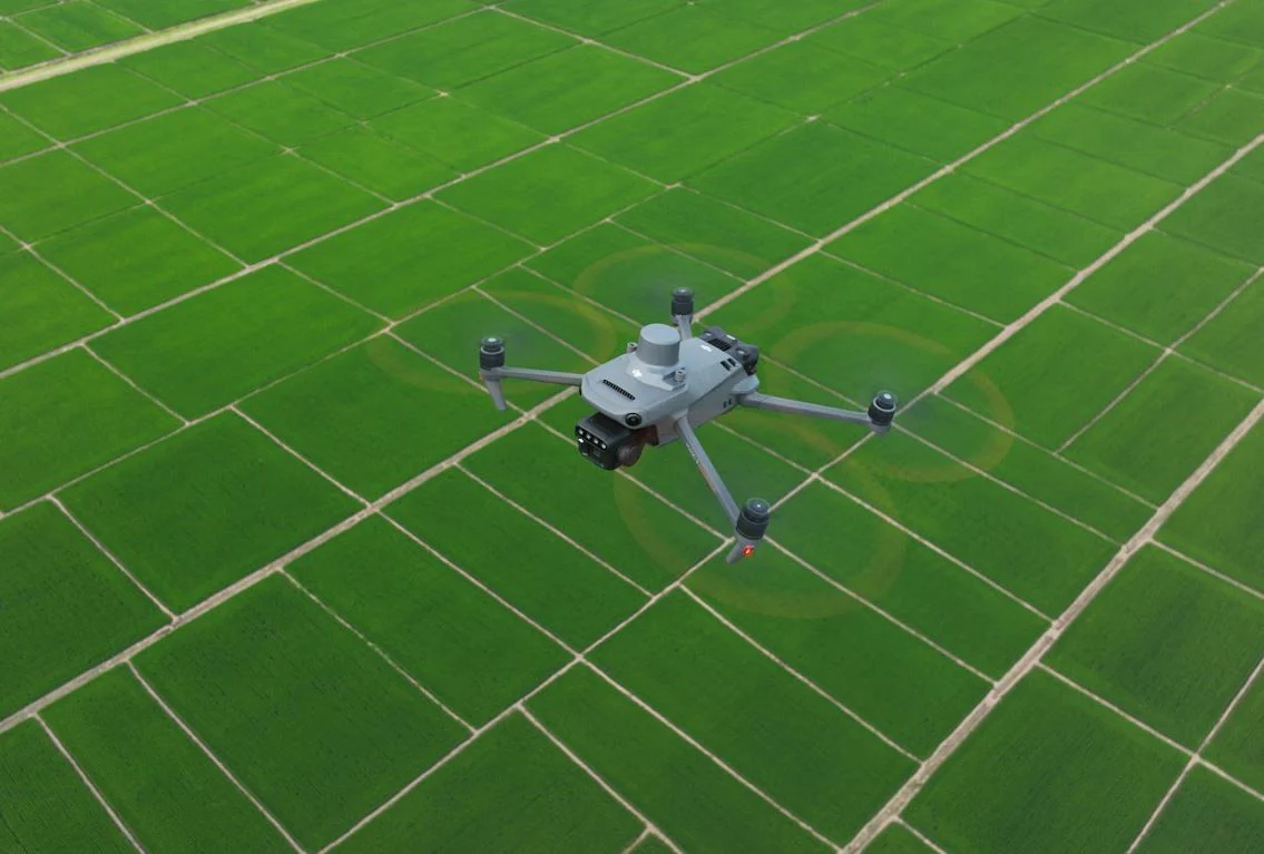 DJI Mavic 3M volando a través de un campo